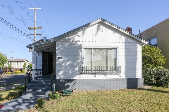 Building Photo - Remodeled 3bed 2 bath Single Family home