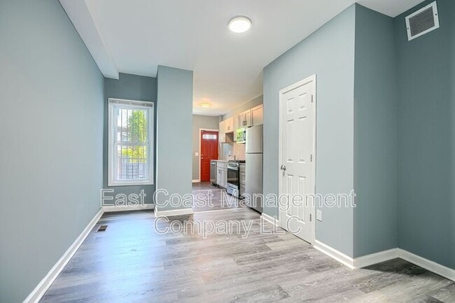 Photo - 2408 Llewelyn Ave