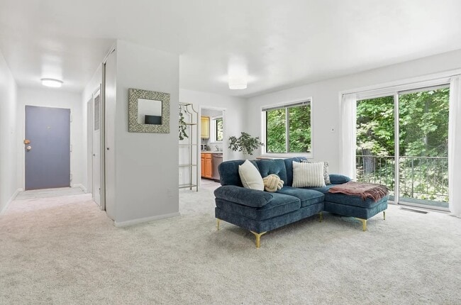 Building Photo - 10618 Kenilworth Ave Unit 203