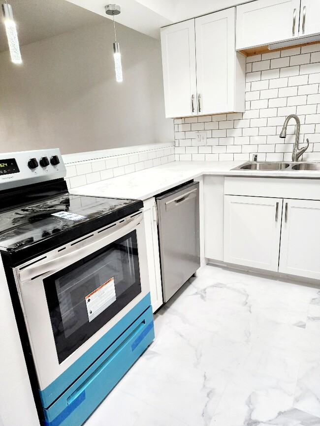 Kitchen - 5675 W Brown Deer Rd Unidad 210