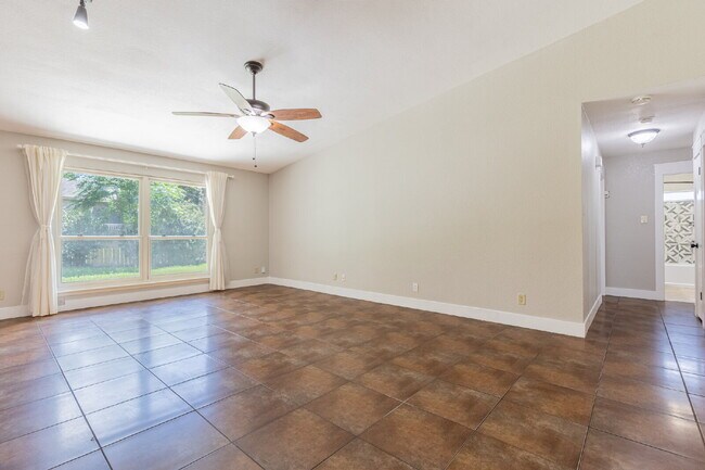 Photo - 2331 Bluffridge St