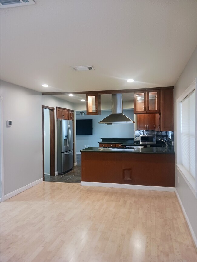 Photo - 923 W 41st St