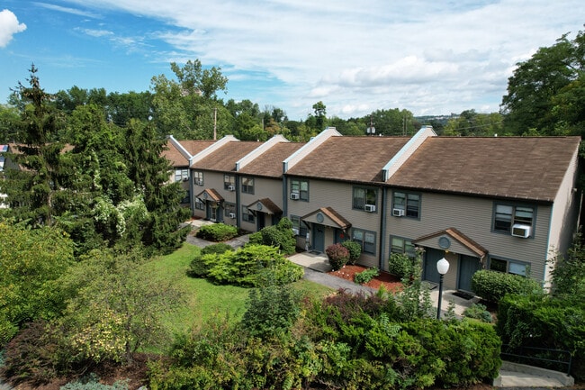 Forest Edge Townhomes- Cozy. Peaceful. Con... - Forest Edge Townhomes- Cozy. Peaceful. Con...