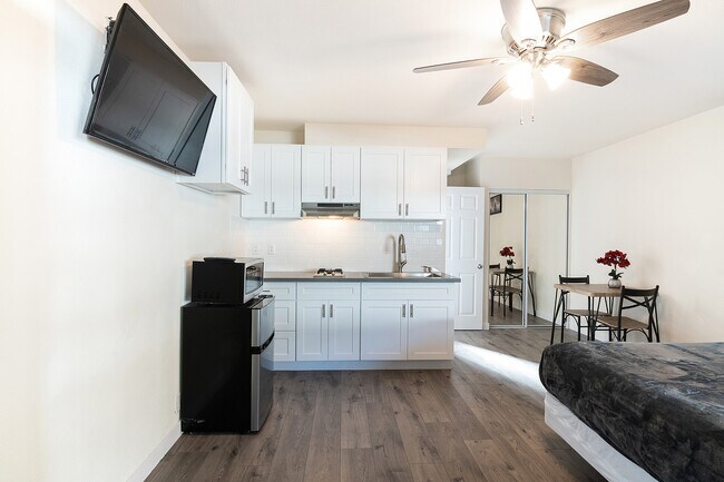 Photo - 2023 W 3rd St Unidad 200