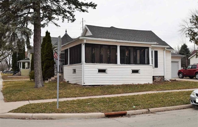 Photo - 387 W Division St