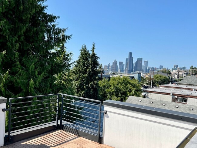 City Living at it's Best! Available Now - City Living at it's Best! Available Now Casa