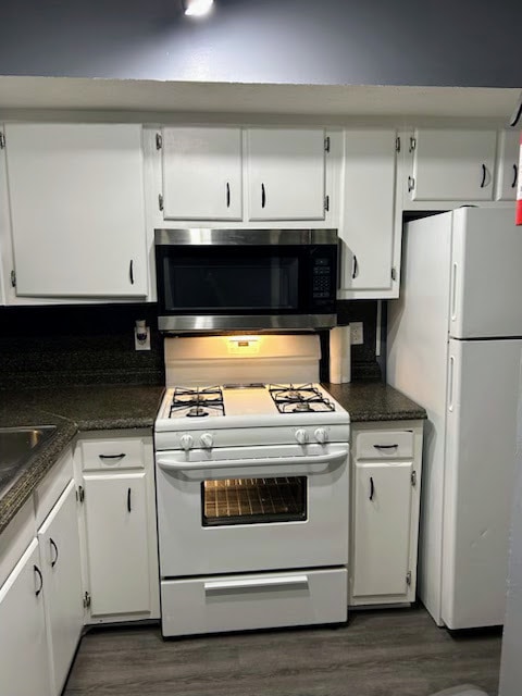 En proceso de añadir una nueva estufa de gas a juego con la campana extractora. - 789 Barnes Mill Trce