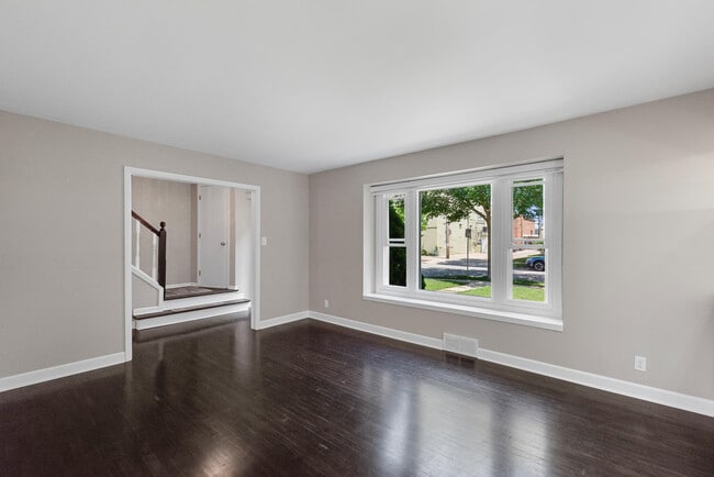 Photo - 5577 N Kent Ave