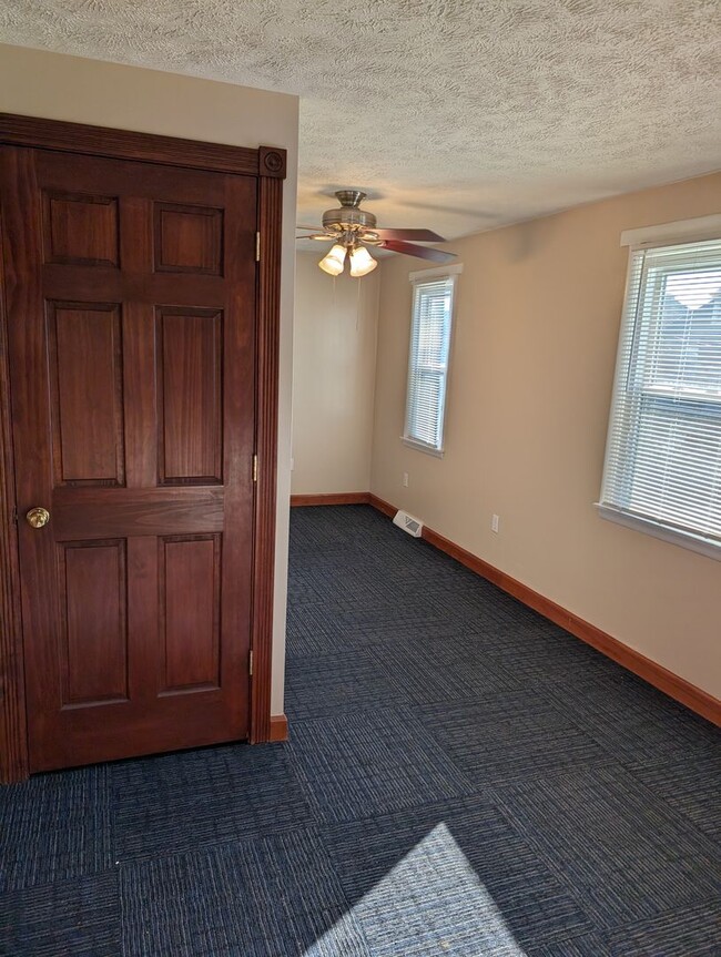 Building Photo - 318 W College St Unit Apt 1