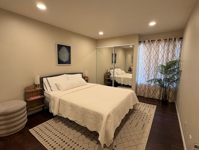 Queen Bedroom - 12665 Camino Mira Del Mar Unit 1