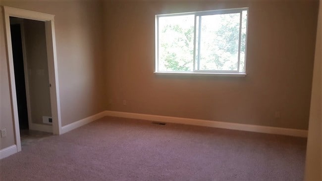 Photo - 560 SW State St