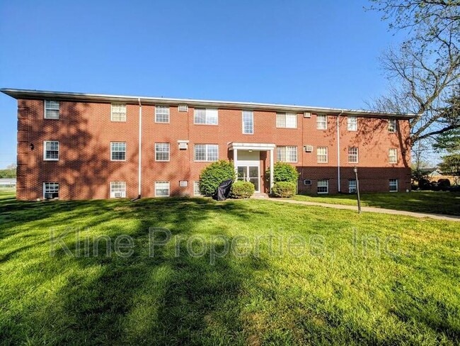 Building Photo - 2826 S Pennsylvania St Unit Apt B17