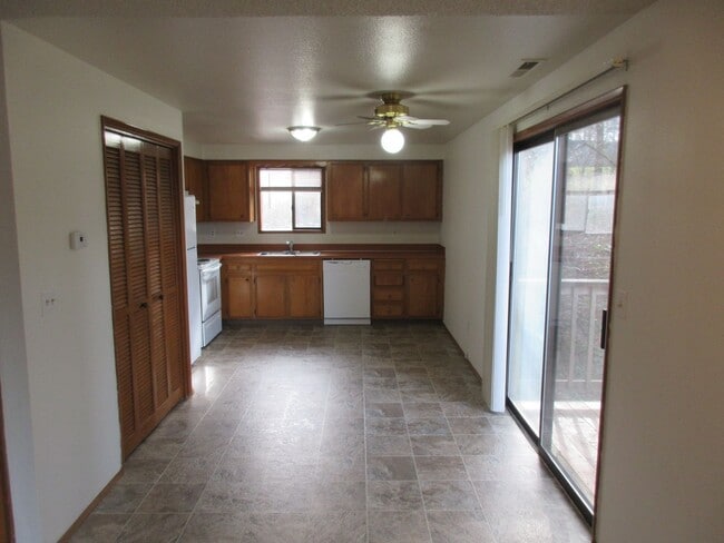 Photo - Large 2 bedroom w/ Garage Unidad 2220