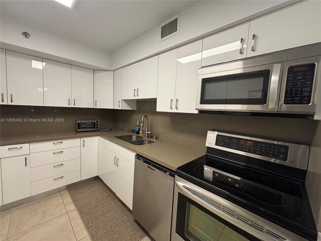 Photo - 3600 Mystic Pointe Dr Unidad 414