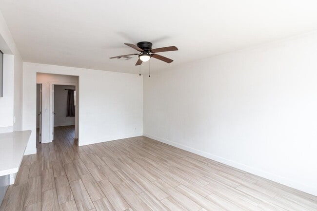 Photo - 114 E Elliot Rd