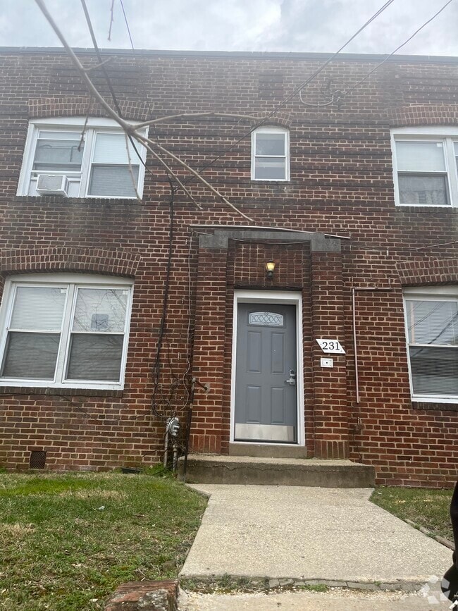 Building Photo - 231 Oakwood St SE Unit #1 Rental