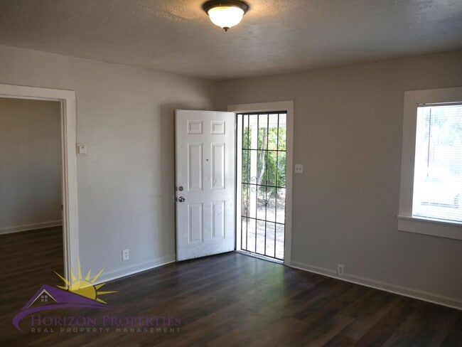 Photo - Cozy 2 Bed 1 Bath 728qft single family home in Oak Park