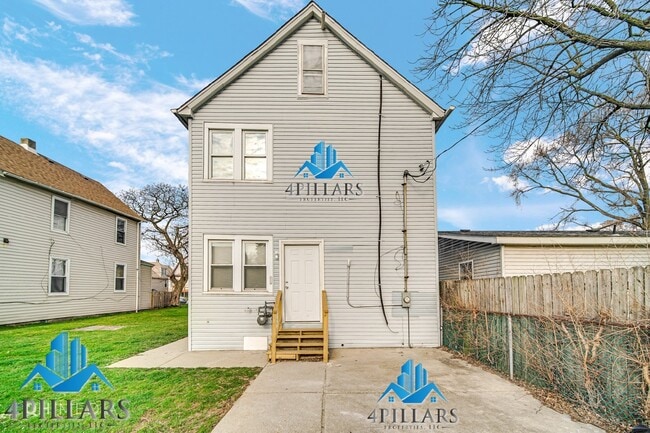 Photo - Spacious 4-Bedroom Home in Hammond, IN wit...