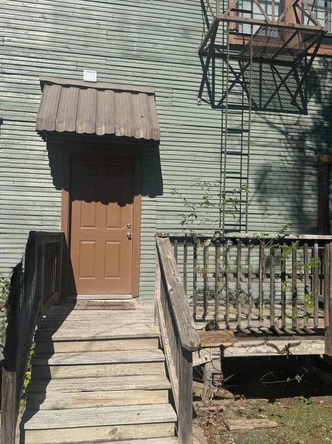 Photo - ***Move in special- $500.00 off deposit*** 1/1 with private entrance & deck - downstairs apartmen...