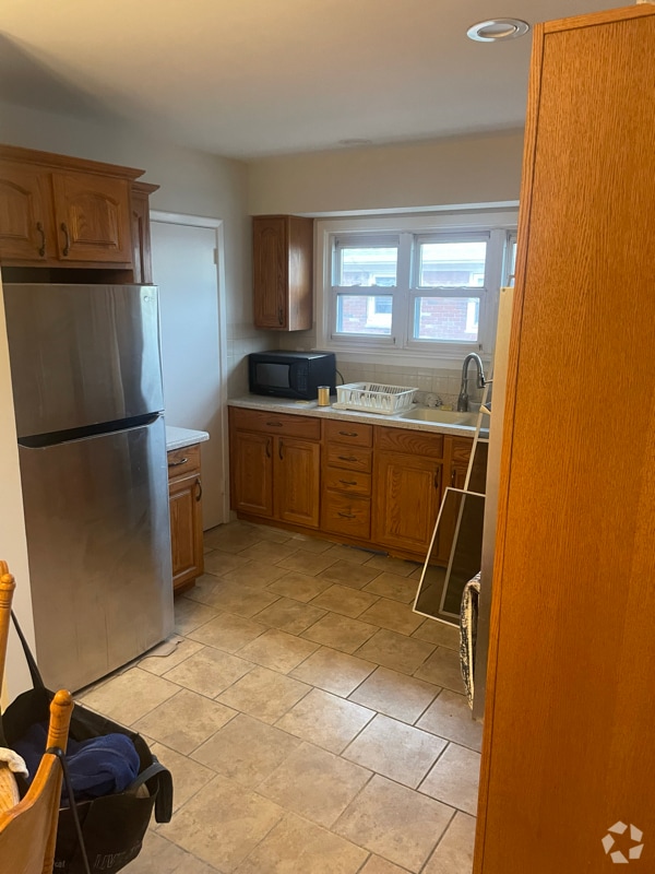 Building Photo - 622 Clawson St Rental