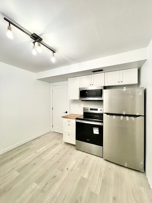Photo - 2133 Sperling Av