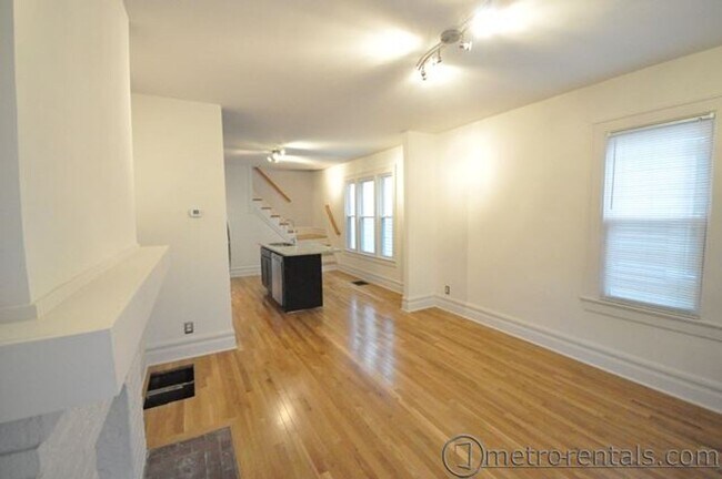 Photo - 435-437 E Tompkins Street Unidad 437 East Tompkins Street