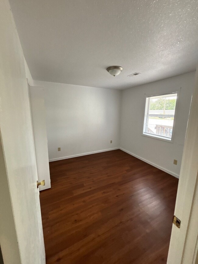 Photo - 1068 Mace Rd