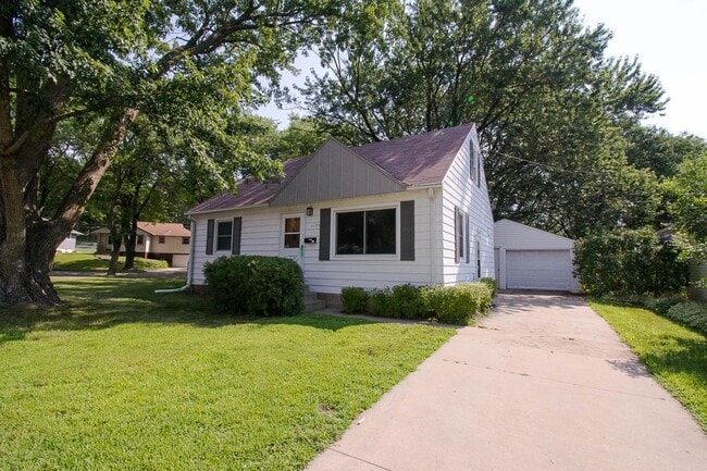 Building Photo - 3BR Home on Large Corner Lot – NW Rochester
