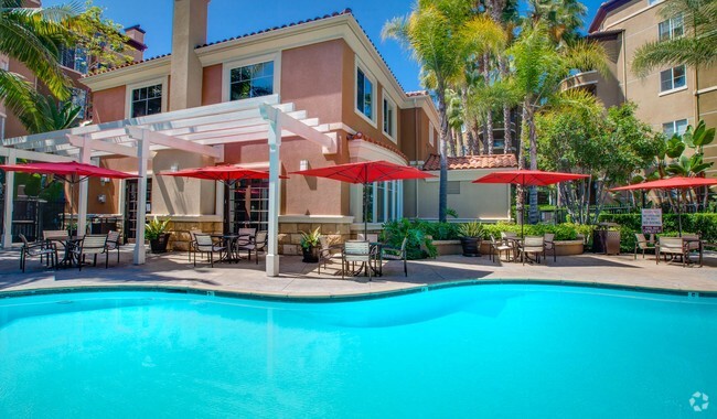 Take a dip in our swimming pool - Villas at Park La Brea Rental