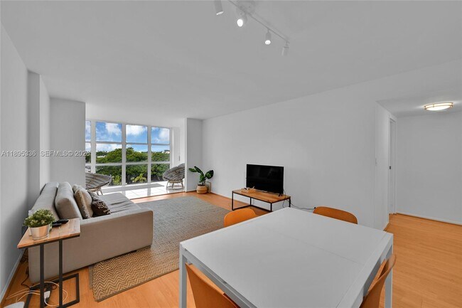 Photo - 800 Parkview Dr Unit 605