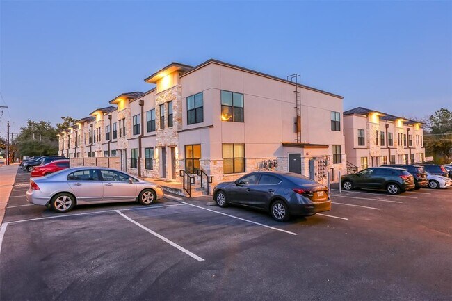 Photo - 711 W 32nd St Unit 131