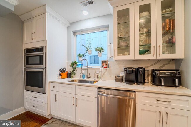 Photo - 617 McClellan St