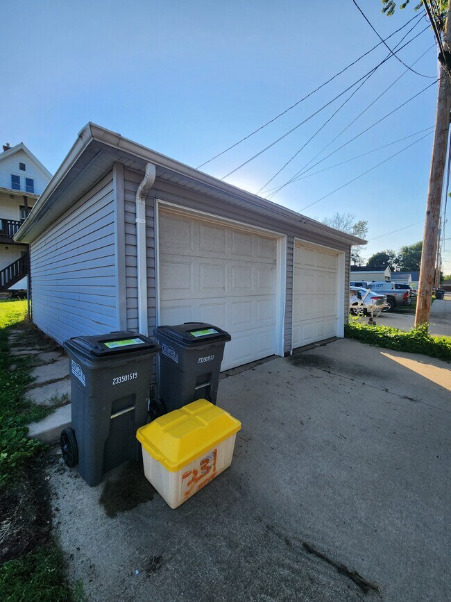 Garage Parking Included in Rent! - 2548 Jackson St Unit 1