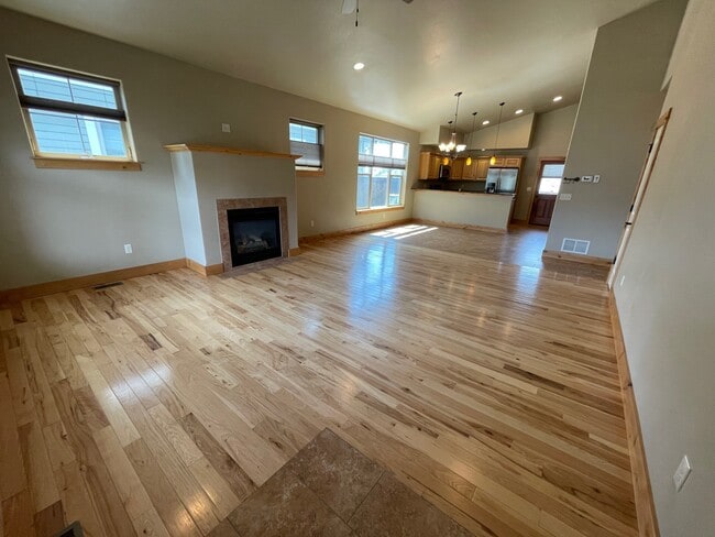 Photo - 825 Advance Dr