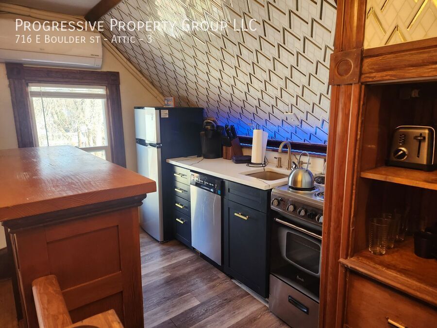 Photo - 716 E Boulder st - Attic-3