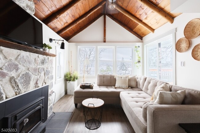 Building Photo - 377 Lakeside Rd