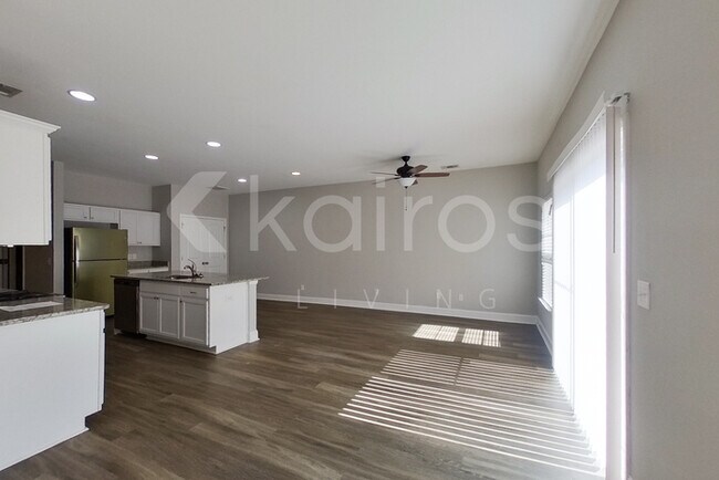 Photo - 106 Regis Way