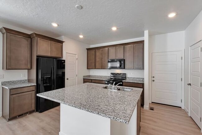 Building Photo - Lehi Row End Townhouse w 2 car attached garage!