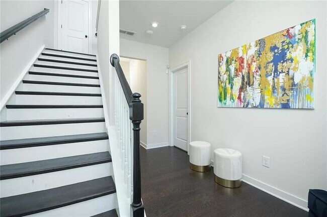 Photo - 2048 Holtz Ln