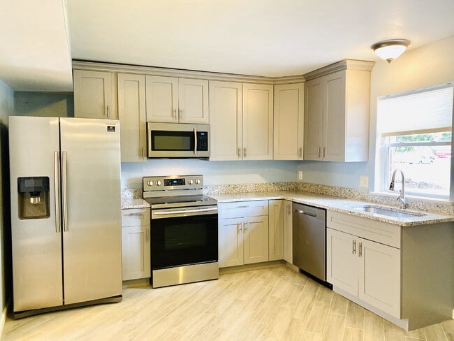 UPDATED VIRGINIA BEACH TOWNHOME FOR RENT!