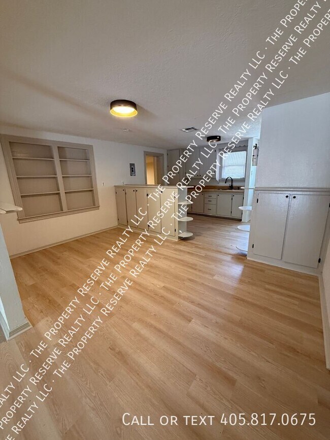 1305 W Ash Ave