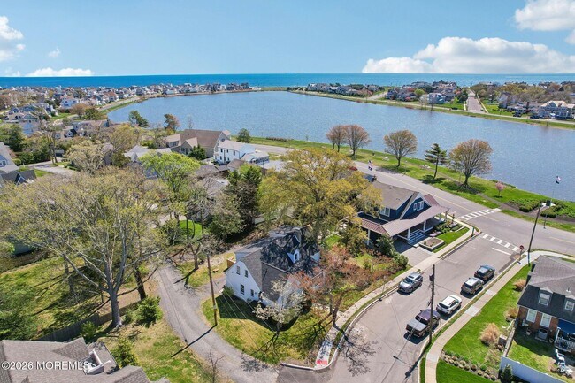 Photo - 1850 Fernwood Rd