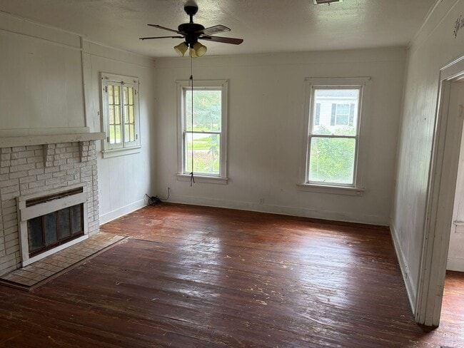 Photo - 3 Bedroom Highland Home - with Central Air!