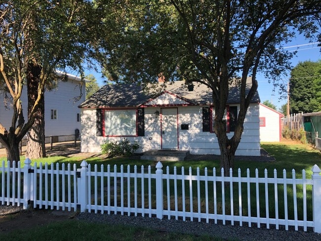 Building Photo - Clean & cozy 2 bedroom 1 bath Rancher comi...