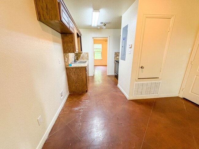 Photo - 810 E Avenue C