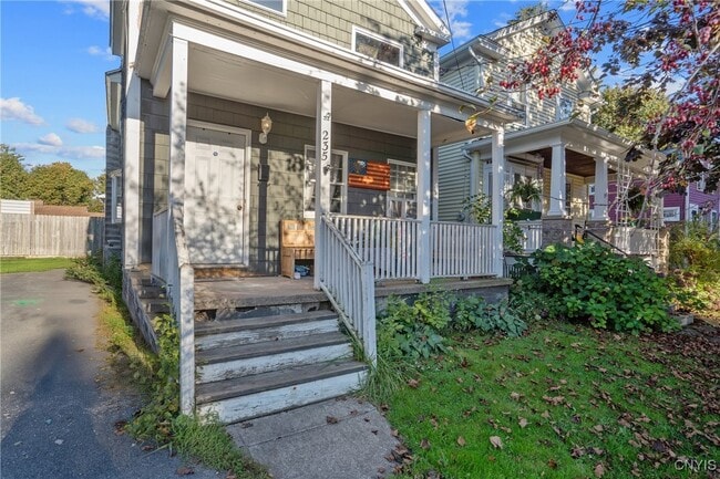 Photo - 235 W 6th St
