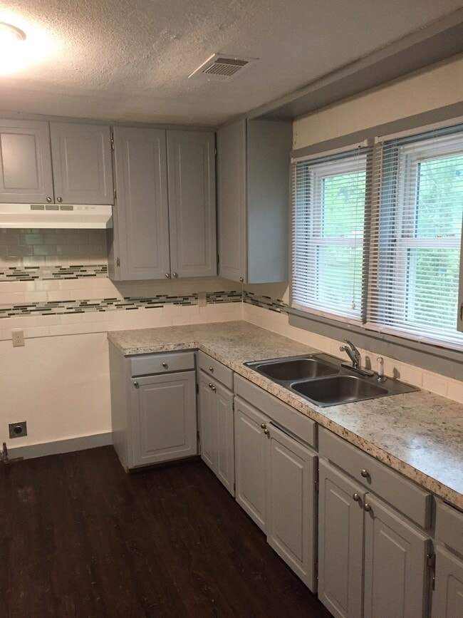 Photo - 300 Brenda St