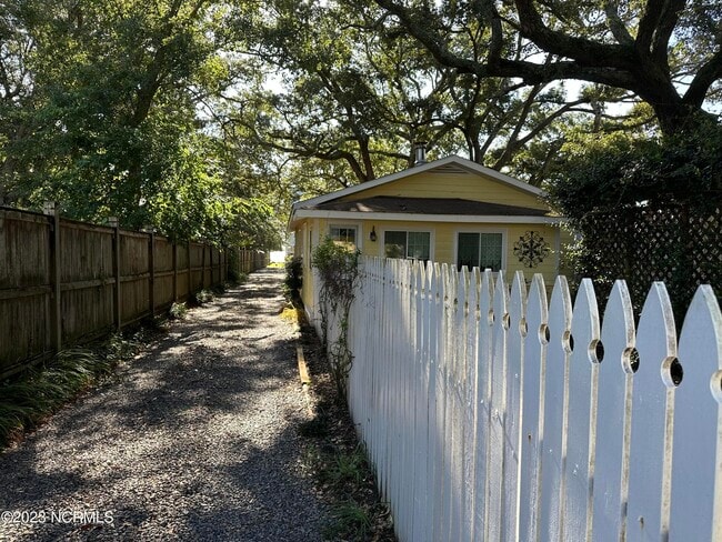 Building Photo - 314 Friendly Ln