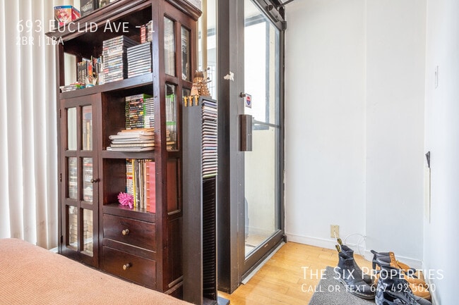 Photo - Two Bedroom Main Floor Apartment Near Bloor St W Unité 1