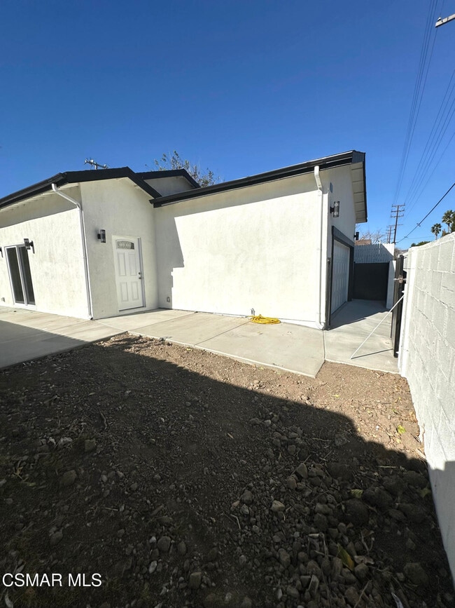 8515 Vanalden Ave